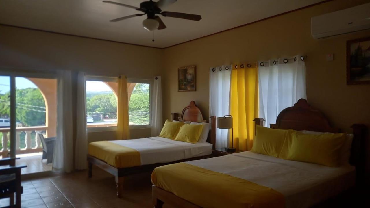 Brytan Villa Treasure Beach Exterior photo