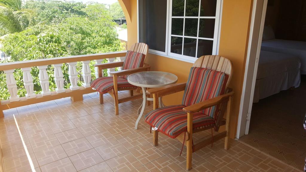 Brytan Villa Treasure Beach Exterior photo